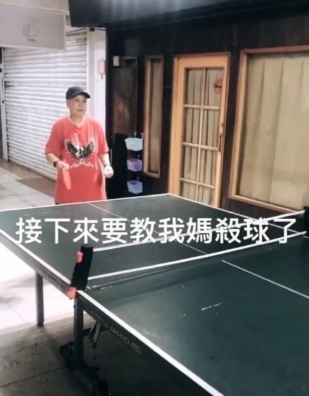 罗志祥|罗志祥夜生活很丰富：陪妈妈参加打球比赛，仍旧稳站C位受关注