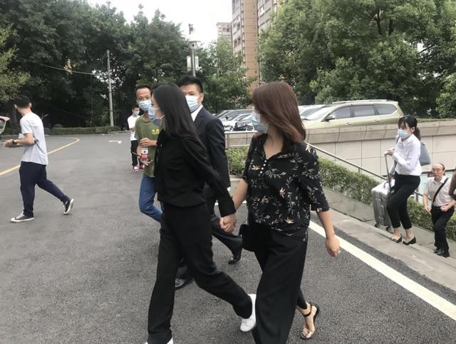 谭松韵现身妈妈被撞案庭审-WordPress极简博客