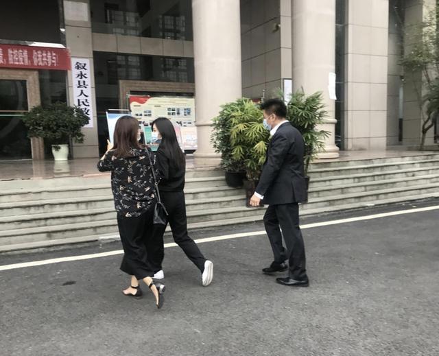 谭松韵现身妈妈被撞案庭审-WordPress极简博客