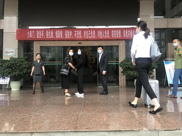 谭松韵现身妈妈被撞案庭审-WordPress极简博客