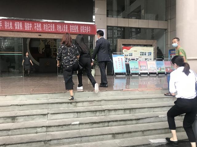 谭松韵现身妈妈被撞案庭审-WordPress极简博客