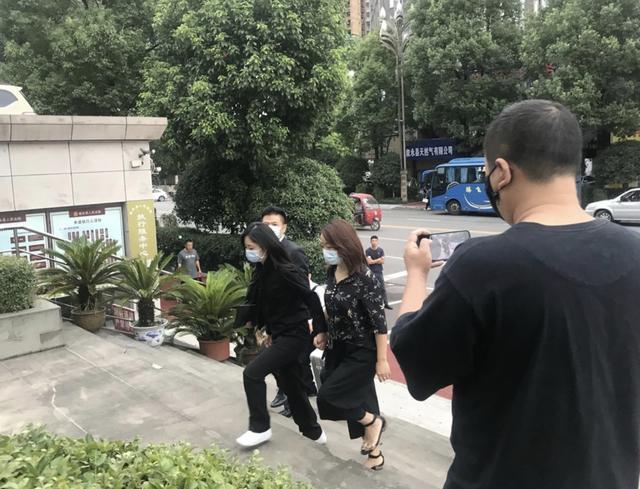 谭松韵现身妈妈被撞案庭审-WordPress极简博客
