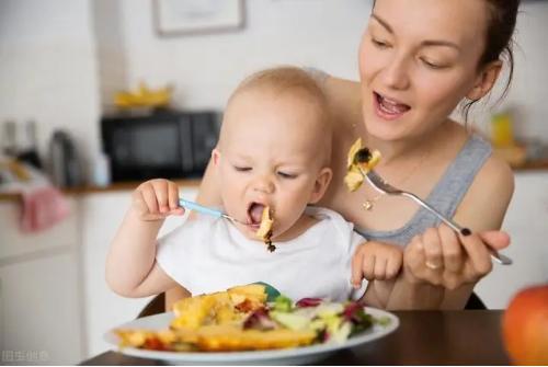 宝宝几岁能吃“大人饭”？这些表现是信号