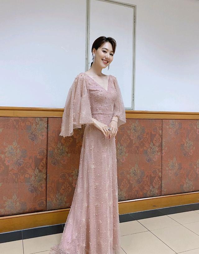 其实除此之外,作为一名主持人,王冠的穿搭衣品以及气质身材是一直在线