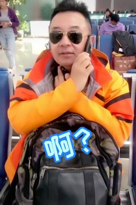 海清与黄磊为恩师庆生,两人并居c位,黄海波站位暴露凄凉现状