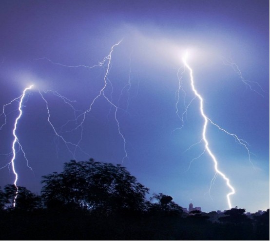 科学家|你耳边出现的未知“电嗡嗡声”，其实是地球上最早的闪电？