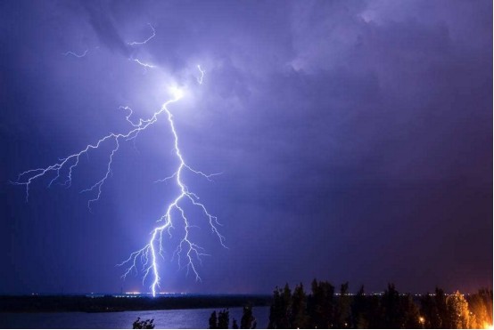 科学家|你耳边出现的未知“电嗡嗡声”，其实是地球上最早的闪电？