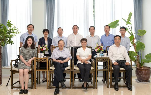 杨振宁|97岁杨振宁携娇妻现身，精神饱满气色好，44岁翁帆穿短裙长腿吸睛