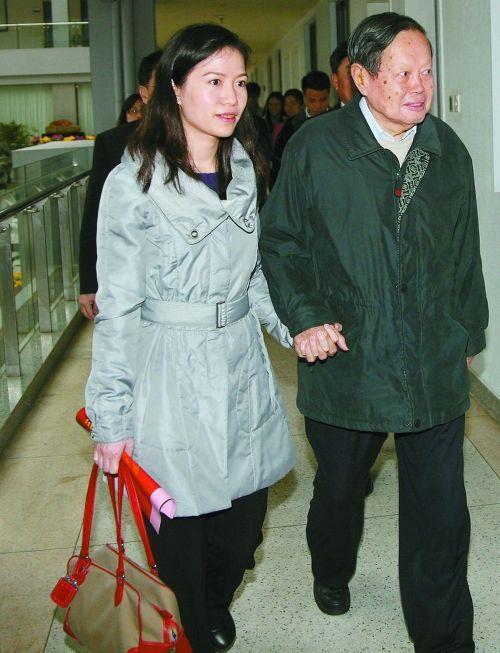 杨振宁|97岁杨振宁携娇妻现身，精神饱满气色好，44岁翁帆穿短裙长腿吸睛