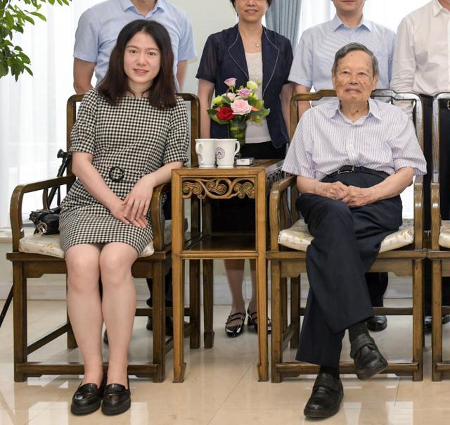 杨振宁|97岁杨振宁携娇妻现身，精神饱满气色好，44岁翁帆穿短裙长腿吸睛
