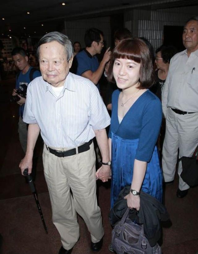 杨振宁|97岁杨振宁携娇妻现身，精神饱满气色好，44岁翁帆穿短裙长腿吸睛