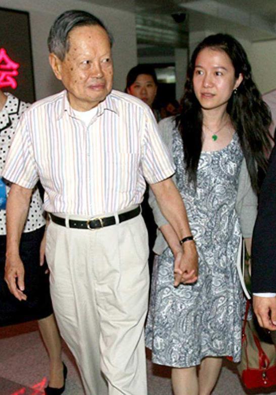 杨振宁|97岁杨振宁携娇妻现身，精神饱满气色好，44岁翁帆穿短裙长腿吸睛