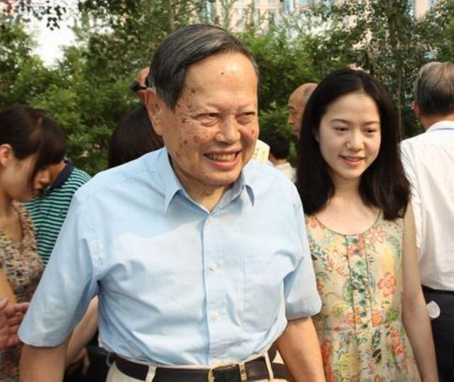 杨振宁|97岁杨振宁携娇妻现身，精神饱满气色好，44岁翁帆穿短裙长腿吸睛