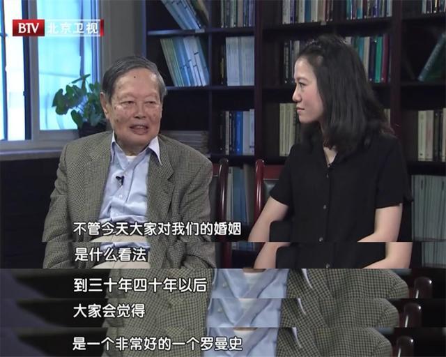 杨振宁|97岁杨振宁携娇妻现身，精神饱满气色好，44岁翁帆穿短裙长腿吸睛