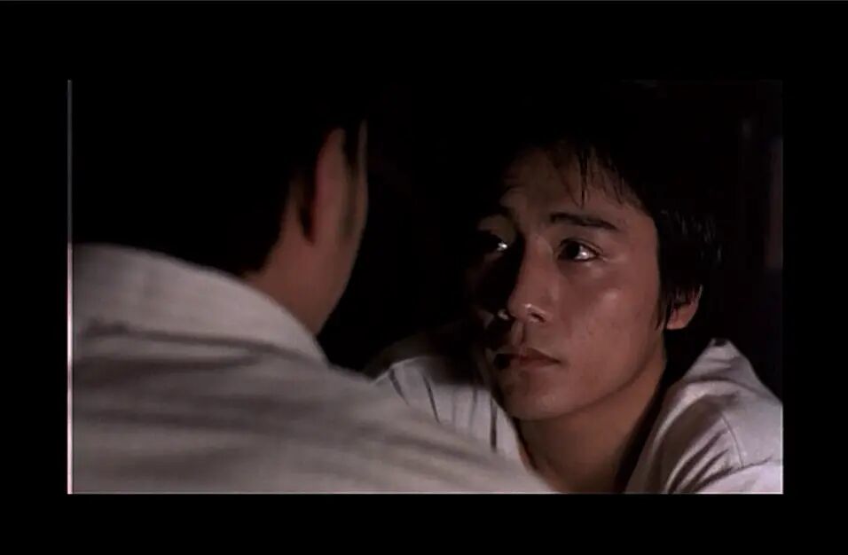 蓝宇站在雪地里,一边搓着手,一边小小声地唱着歌,一句句呼出来的白雾