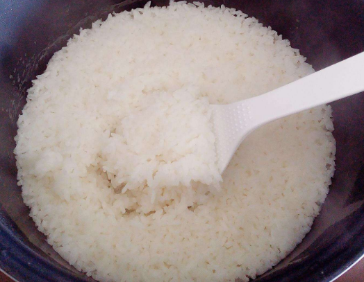 蒸米饭时,别只会加清水了!多加2个料,米饭更好吃,香甜又松软