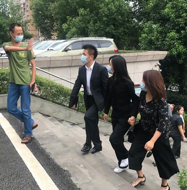 谭松韵|谭松韵现身母亲被撞案庭审，一袭黑衣紧握友人，曾因车祸案遭网暴