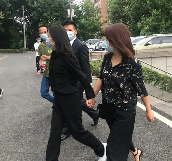 谭松韵|谭松韵现身母亲被撞案庭审，一袭黑衣紧握友人，曾因车祸案遭网暴