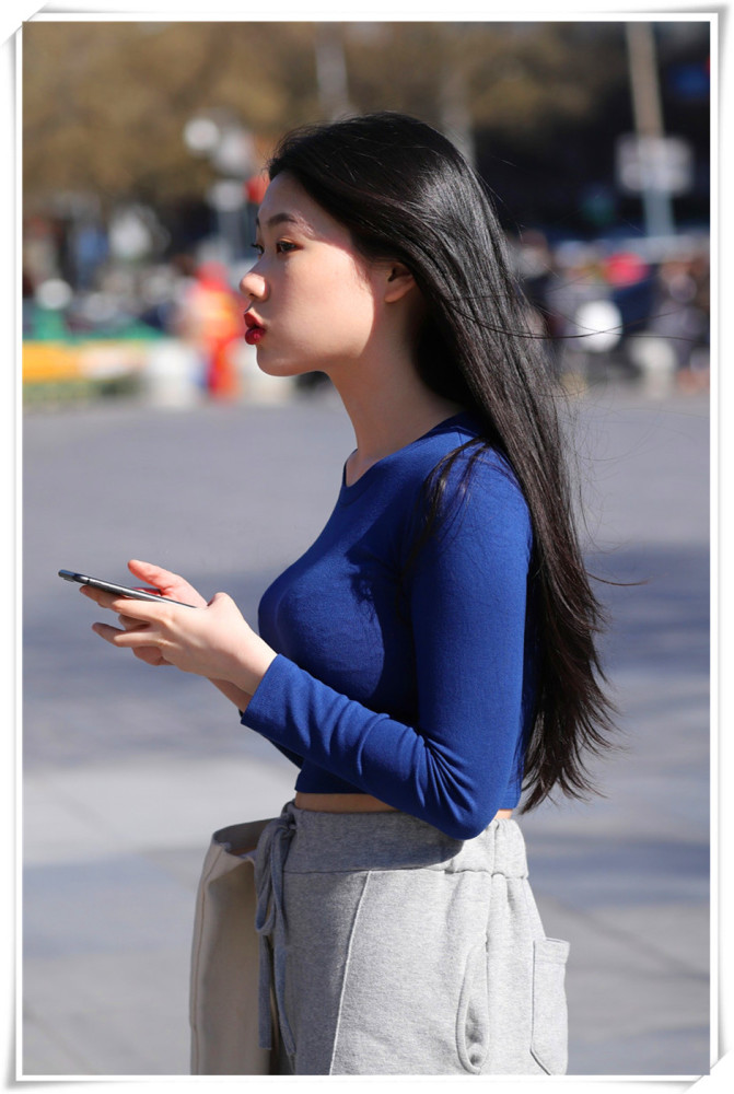 路人街拍:长发红唇美女,肉嘟嘟的脸好可爱,丰满型身材迷人_腾讯新闻