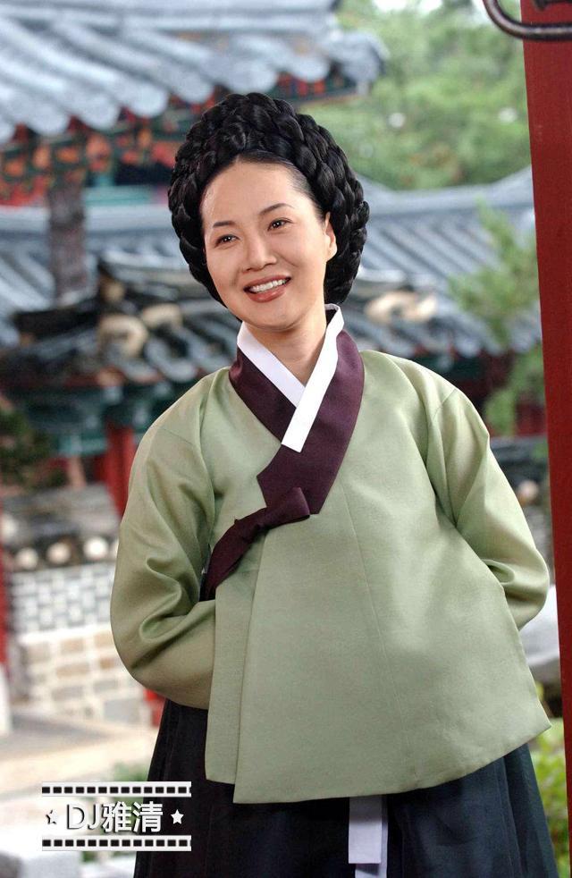 林湖是韩国著名演员,在《大长今》中扮演中宗,展现了自己成熟稳重的