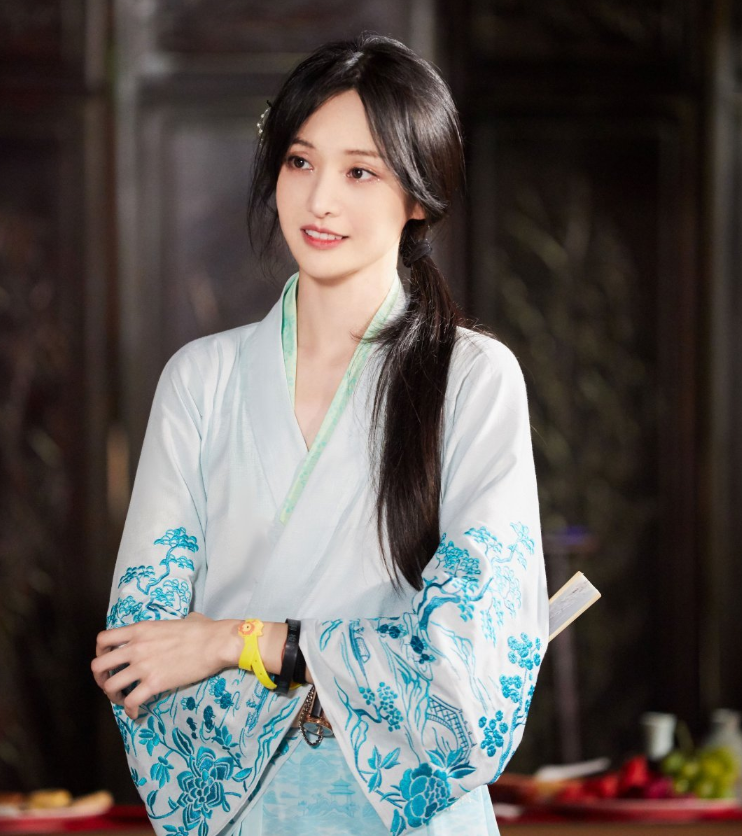 郑爽颐和园古装造型曝光粉色仙女蓝色优雅果断被圈粉了