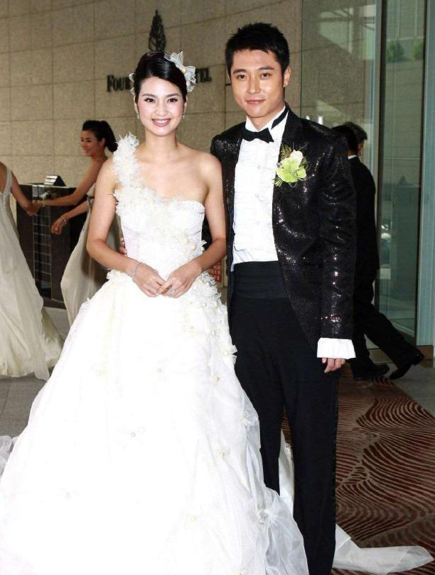 但是结婚之后他们一直很甜蜜,张丹峰对洪欣和前任的儿子也很好