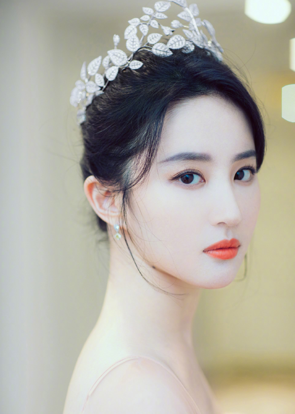 刘亦菲|刘亦菲为迎合欧美审美，故意把自己画丑，粉丝：何苦呢！