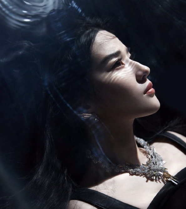 刘亦菲|刘亦菲为迎合欧美审美，故意把自己画丑，粉丝：何苦呢！