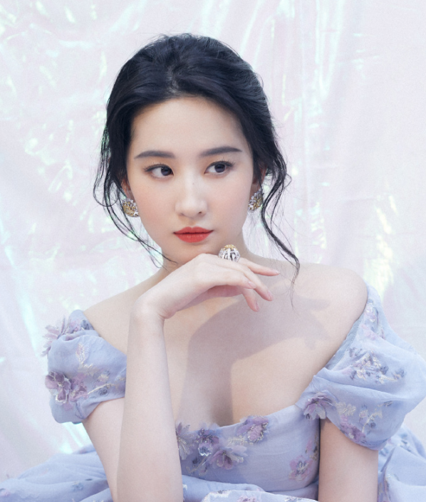 刘亦菲|刘亦菲为迎合欧美审美，故意把自己画丑，粉丝：何苦呢！