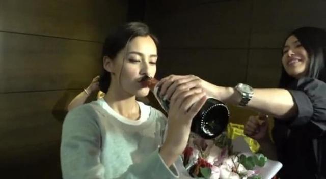 港姐冠军|最爱排骨饭！港姐冠军赛后贴地打扮庆祝，同界一落选港姐是其表妹