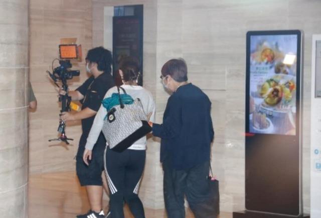 港姐冠军|最爱排骨饭！港姐冠军赛后贴地打扮庆祝，同界一落选港姐是其表妹