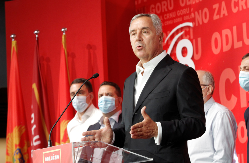 在黑山共和国首都波德戈里察,现任总统久卡诺维奇对媒体发表讲话