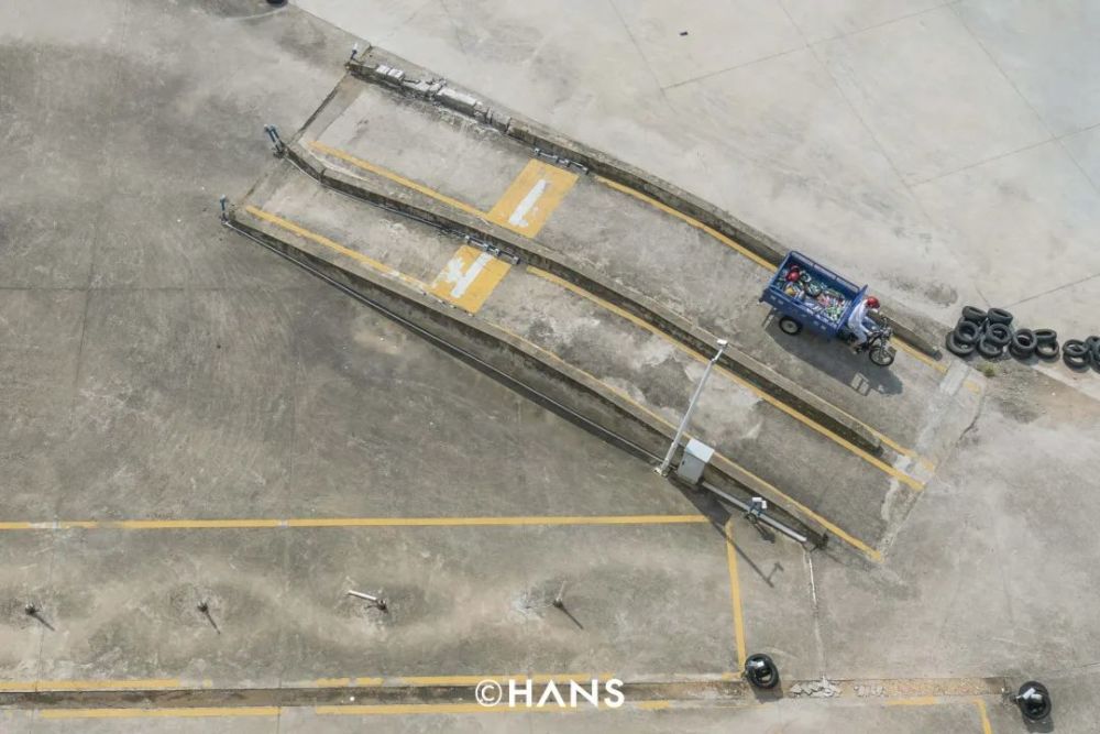 在菜鸡班开了两圈,开始项目训练,绕杆,上坡,直角弯…… 阳光狠毒,汗如