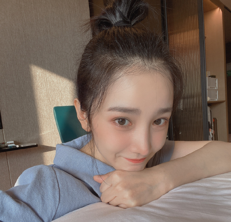 陈小纭|陈小纭分手后晒自拍，大家却在热议她的发际线，我没看错吧？
