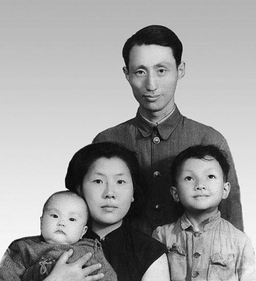 尽管作为《三毛流浪记》的主演,王龙基更为有名,但对中国电影事业做出