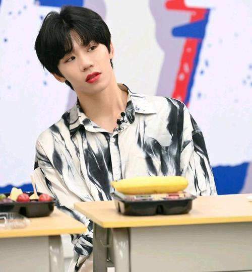 明日之子胡雨桐在录制节目过程中被抬走发微博质问臧鸿飞