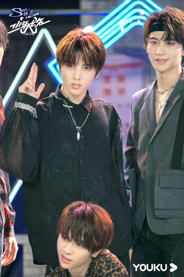 7名少年凭借实力脱颖而出顺利成团,其中红熠文化练习生左林杰以出色的