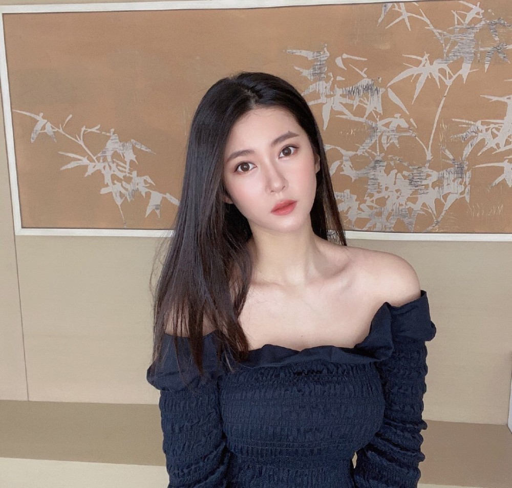 刘晓宇前女友钟鹿纯晒新照酷似张雨绮颜值很高却不相信爱情