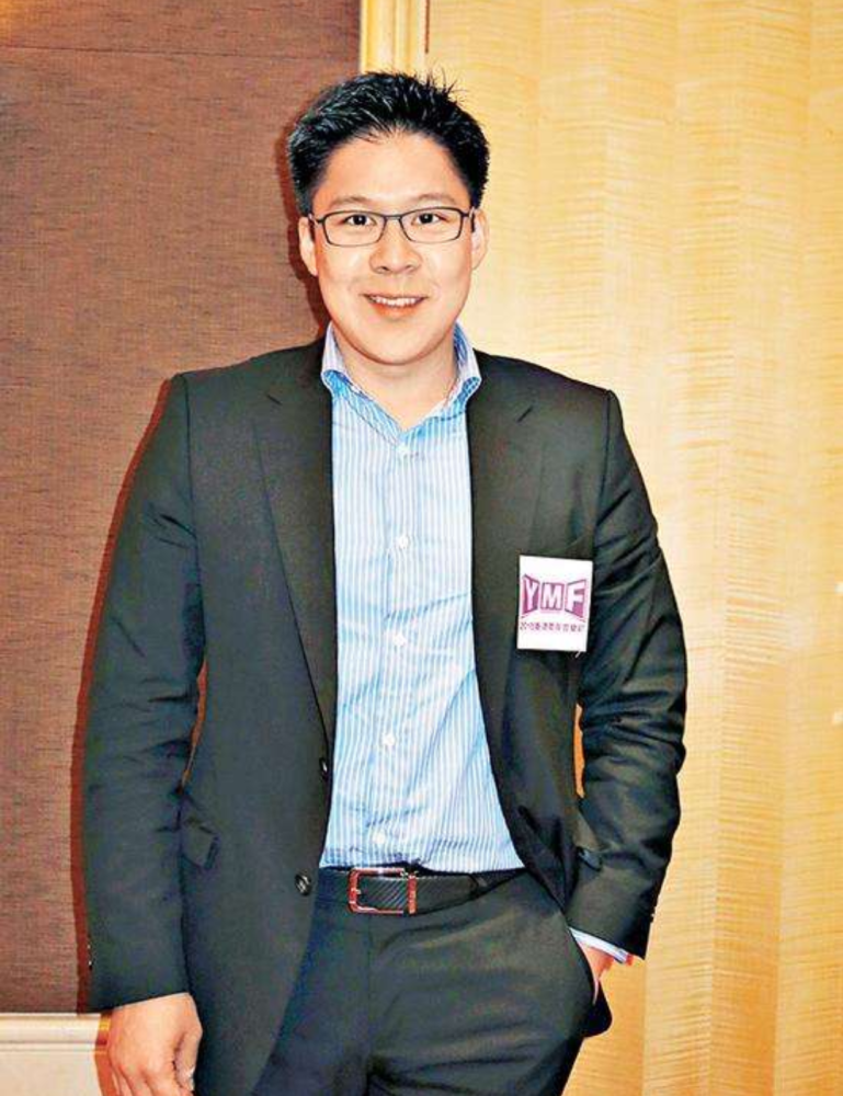 霍启刚晒居家带娃温馨照片网友15亿的豪宅客厅为啥这么小