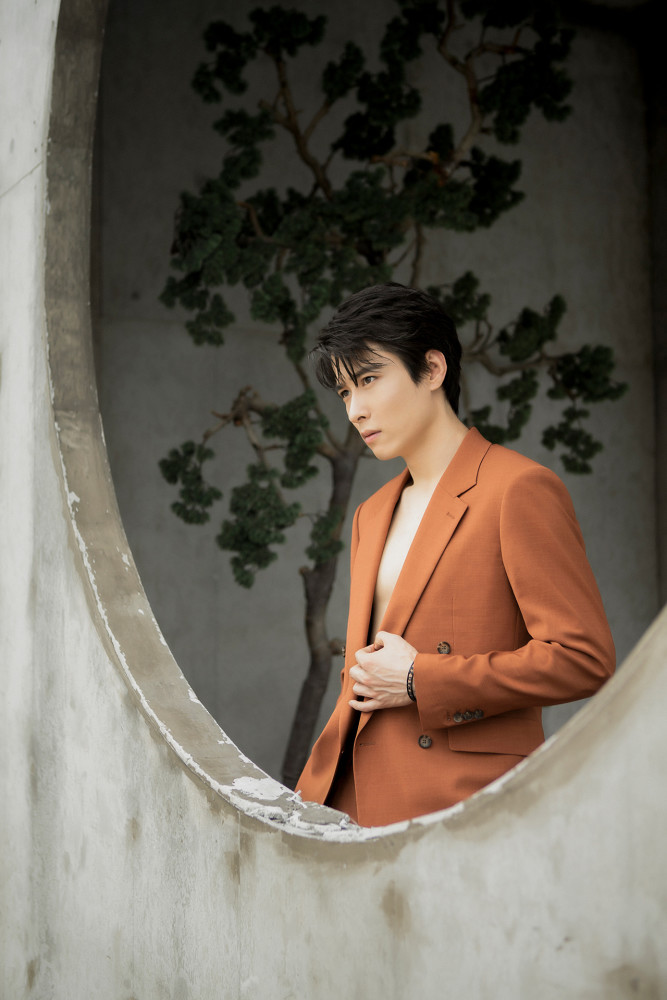 吴昊泽复古风写真上线砖红西装高级感十足