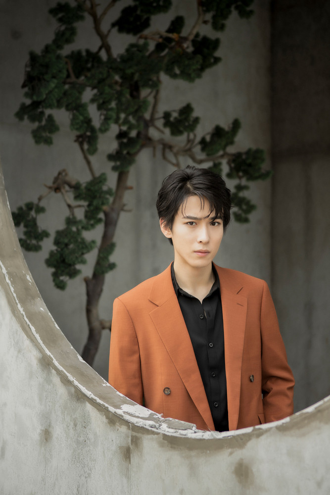 吴昊泽复古风写真上线砖红西装高级感十足