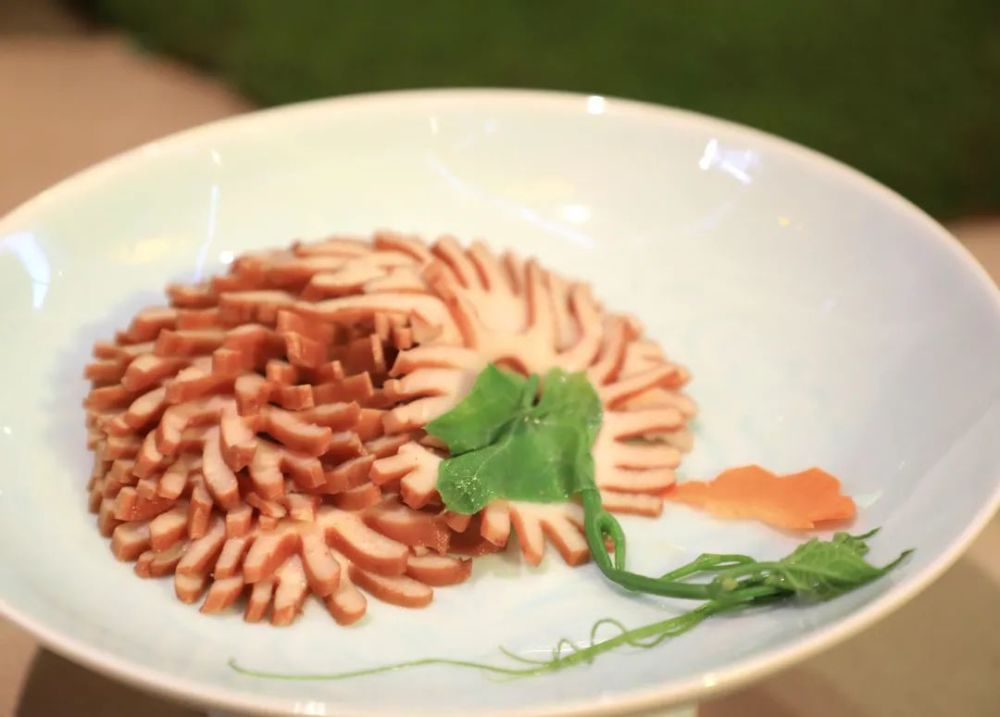 此次特别为献寿95周年恢复的两道菜——宫廷四喜饺和玉掌献寿,宫廷