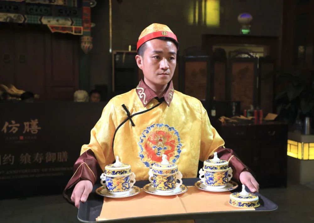 此次特别为献寿95周年恢复的两道菜——宫廷四喜饺和玉掌献寿,宫廷