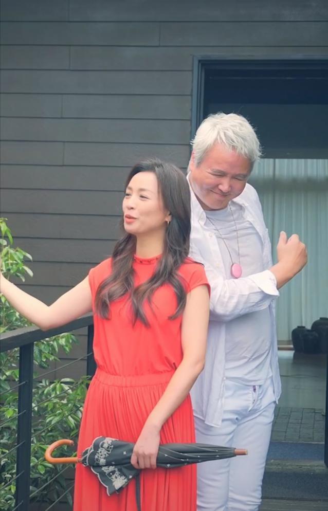 张庭女儿太贴心深夜为妈妈捶背按摩爸爸林瑞阳却遭嘲像奶奶