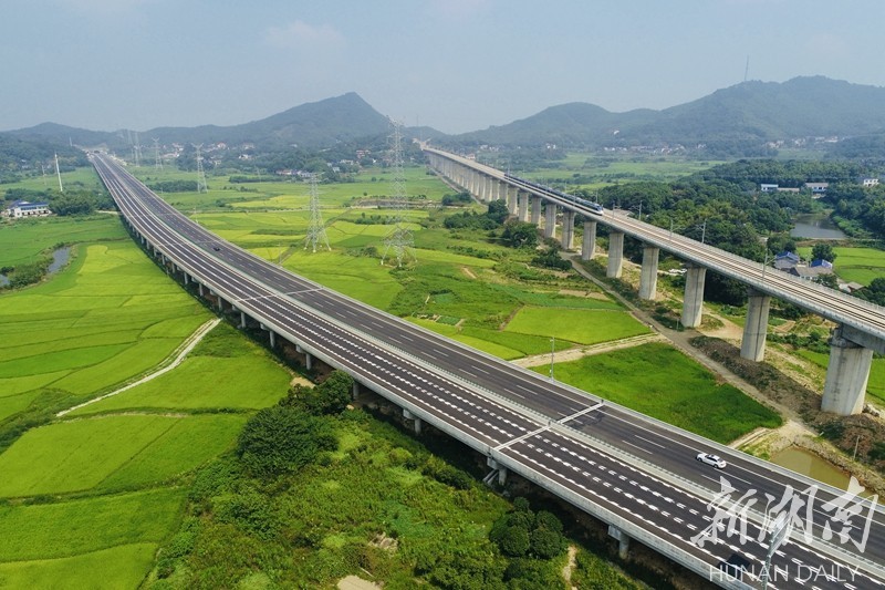 8月31日,g5517长常北线高速长益段(即长益高速公路扩容工程)建成通车