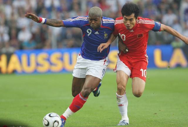 中超再现暴力一幕40岁郑智背后踢朱宝杰脚踝西塞就是这么废的