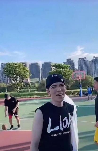 周杰伦|周杰伦夫妇再撒狗粮，与萧敬腾、林俊杰聚餐，开心晒合照
