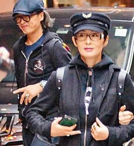 张敏|52岁张敏与小男友亲密合照曝光，脸变尖太多，感情稳定却多年不婚