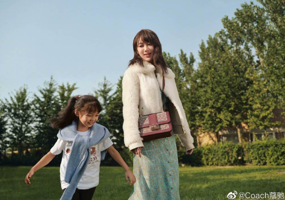 杨紫|杨紫官宣新代言：P图水平差被嘲脸僵，“夏天”秀棉衣有点土气