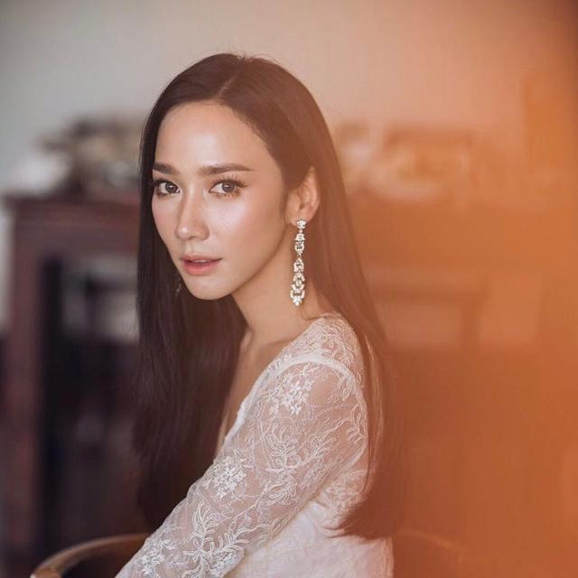 泰国顶级美艳女星超拽!记者会帮闺蜜骂渣男,42岁恋爱谈飞起